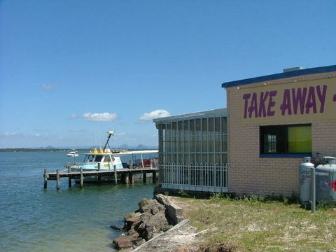 Fabulously Presented Family Retreat On Bribie Island - Kempsey Accommodation 2