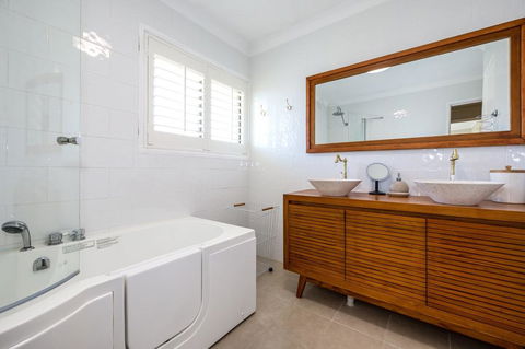 Fabulously Presented Family Retreat On Bribie Island - Kempsey Accommodation 3