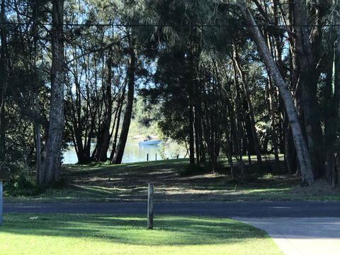 FAIRVIEW 25A - Waterfront Home - Kempsey Accommodation 0