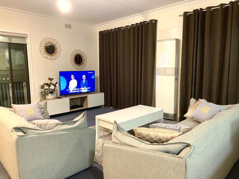 Family Home In Prime Location Melbourne - Kempsey Accommodation 1