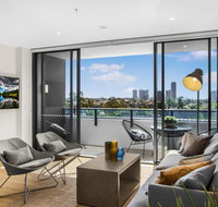 Family Unit with Parking Balcony Pool near Beach - Kempsey Accommodation