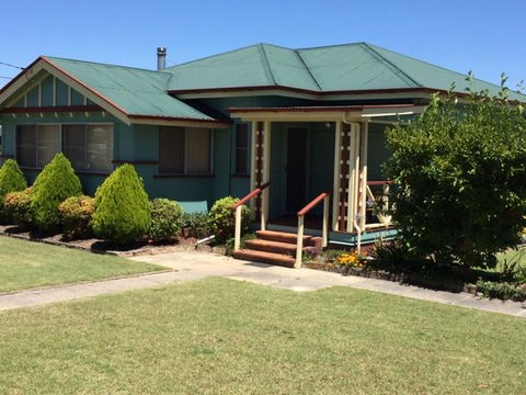 FROGGIES HOLIDAY HOUSE - Kempsey Accommodation 0