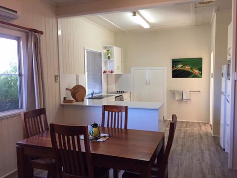FROGGIES HOLIDAY HOUSE - Kempsey Accommodation 3