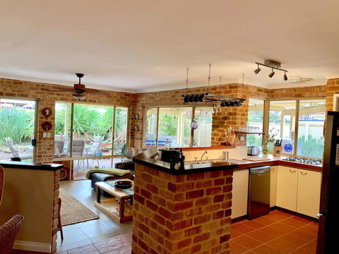 Glenway House, Spa Oasis Rockingham - Kempsey Accommodation 2