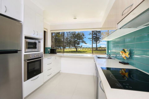 Golden Shores Unit 1, 21 Landsborough Parade - Kempsey Accommodation 0