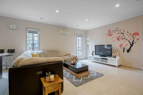 Gorgeous 4BR Home In Point Cook - Kempsey Accommodation 0