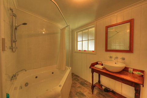 Grace's Spa Cottage - Kempsey Accommodation 3