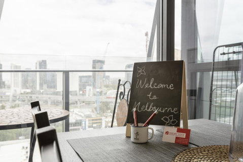 Gravity DefyingLight Filled ApartmentBay To City ViewsRooftop DeckHot TubNetflix - Kempsey Accommodation 3