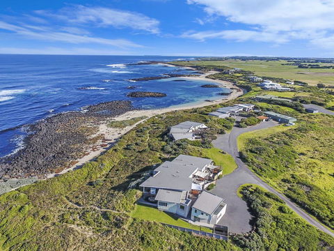 HEARN'S BEACHSIDE VILLA 2 - Kempsey Accommodation 3