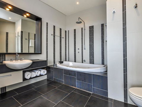 HEARN'S BEACHSIDE VILLA 3 - Kempsey Accommodation 3