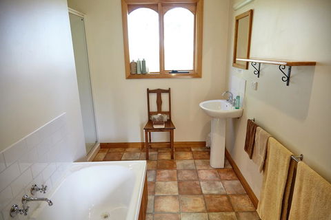 Herons Rise Vineyard Accommodation - Kempsey Accommodation 1