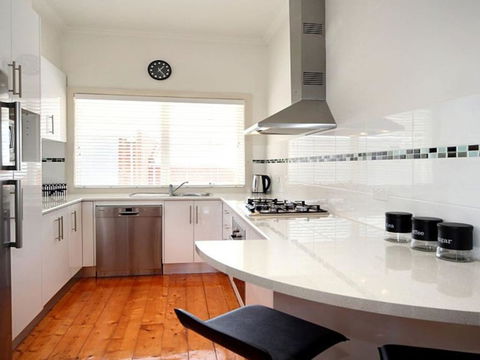 Hidden Gem In Cafe Strip! Chadstone + King Bed - Kempsey Accommodation 1