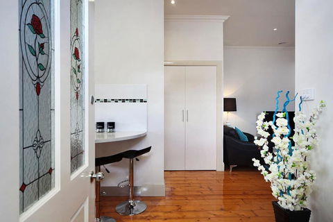 Hidden Gem In Cafe Strip! Chadstone + King Bed - Kempsey Accommodation 2
