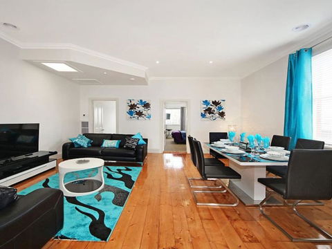 Hidden Gem In Cafe Strip! Chadstone + King Bed - Kempsey Accommodation 0