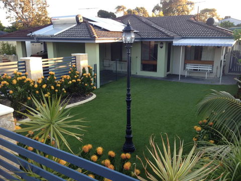 Hillarys Holiday Home - Kempsey Accommodation 0