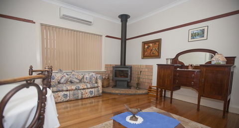 Hillside Cottage - Kempsey Accommodation 3