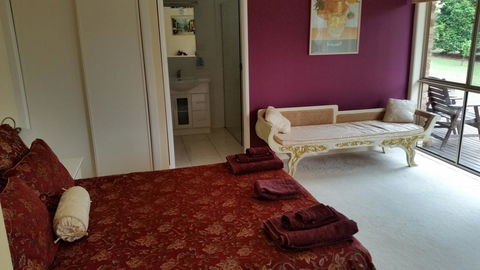 Hilltop Hideaway - Kempsey Accommodation 3