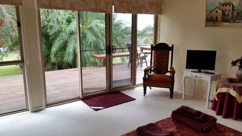 Hilltop Hideaway - Kempsey Accommodation 2
