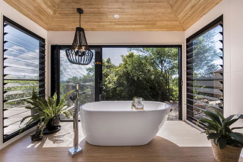 Hilltop Hideaway Luxury Style - Kempsey Accommodation 0