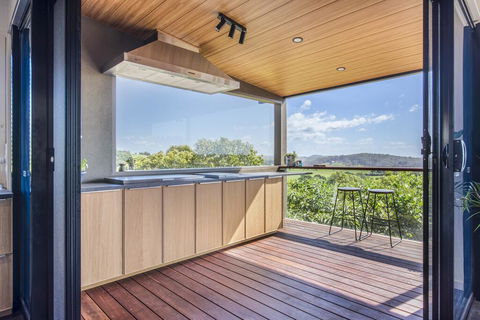 Hilltop Hideaway Luxury Style - Kempsey Accommodation 2