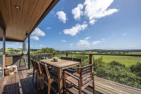 Hilltop Hideaway Luxury Style - Kempsey Accommodation 3
