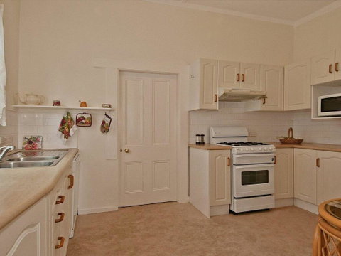 Hollyoak Cottage - Delightful, Ducks And Doileys! - Kempsey Accommodation 1