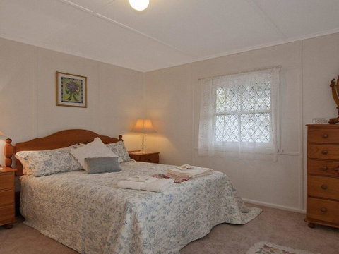 Hollyoak Cottage - Delightful, Ducks And Doileys! - Kempsey Accommodation 3