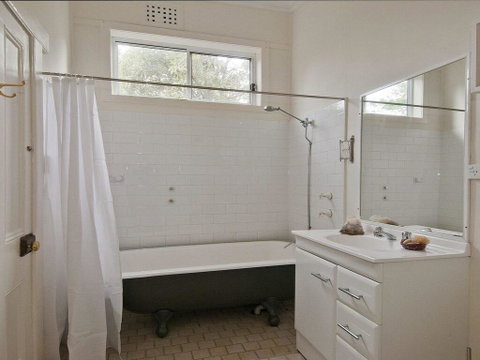 Hollyoak Cottage - Delightful, Ducks And Doileys! - Kempsey Accommodation 2