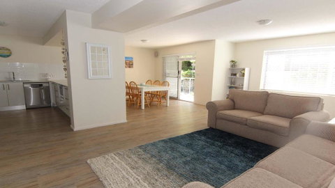 Kanandah 5 - By The Lake! - Kempsey Accommodation 1