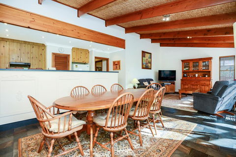 Kestrel Lodge Port Willunga - Kempsey Accommodation 2