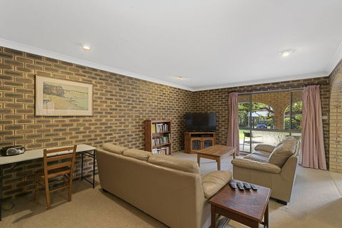 Kingfisher - Kempsey Accommodation 3