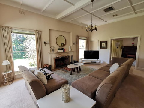 Lake House Benalla - Kempsey Accommodation 2