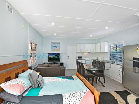 Lakeside Cabin - Kempsey Accommodation 1
