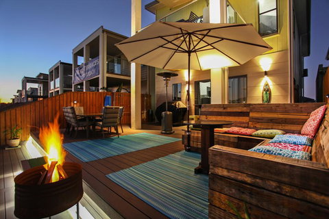 Lakeside Deck House - Kempsey Accommodation 2