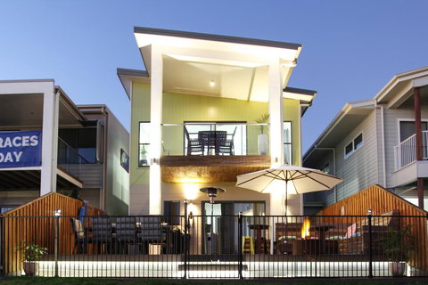 Lakeside Deck House - Kempsey Accommodation 3
