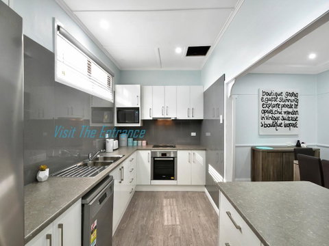 Lakeside House & Cabin - Kempsey Accommodation 0