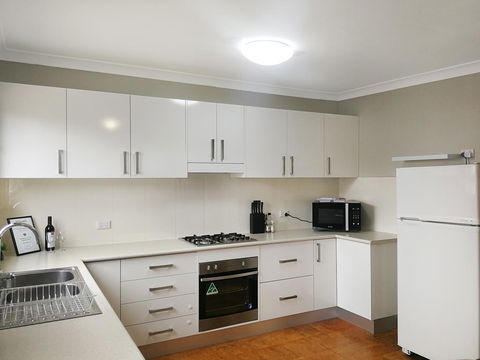 Large 5-Bedroom House With Wifi & Netflix Close To Taronga Western Plains Zoo - Kempsey Accommodation 0