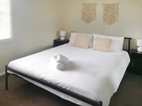 Large 5-Bedroom House With Wifi & Netflix Close To Taronga Western Plains Zoo - Kempsey Accommodation 3
