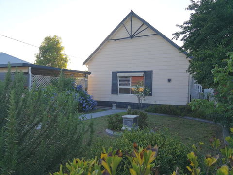Large 6-Bedroom House With Wifi & Netflix Close To Singleton CBD Hunter Valley - Kempsey Accommodation 0