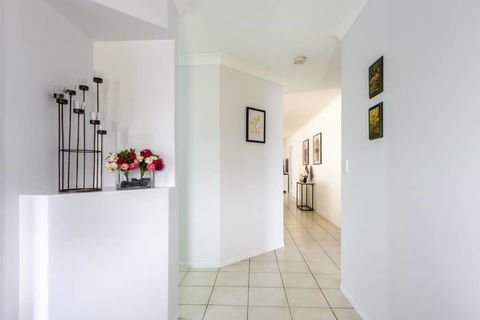 Large Executive And Family Home - Flinders View - Kempsey Accommodation 3
