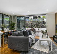 Large unit amid inner-city greenery close to CBD - Kempsey Accommodation