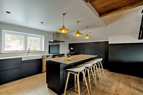 Le Chalets - Kempsey Accommodation 0