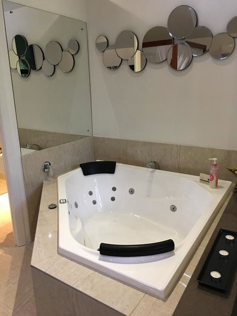 Linger A While Chalet - Kempsey Accommodation 3