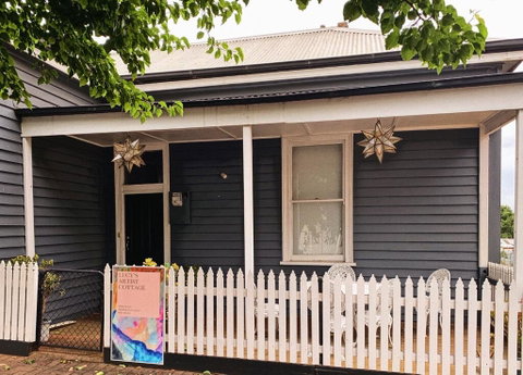 Lucys Artist Cottage - Kempsey Accommodation 0
