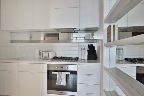 Luxurious And Chic 2BR Apartment In Melbourne CBD - Kempsey Accommodation 2