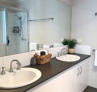 Luxury 4BR Home with KING Bed Lakes Entrance - Kempsey Accommodation