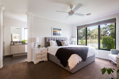 Luxury Escape In Ocean Grove - Kempsey Accommodation 0