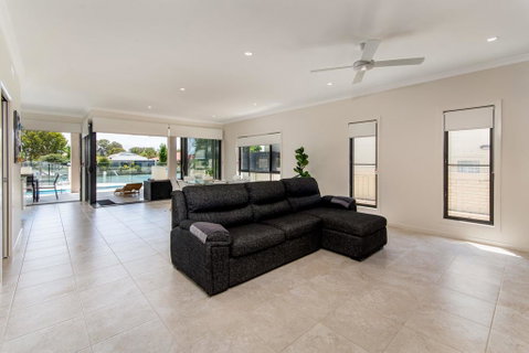 Luxury Waterfront Family Entertainer On Dolphin - Kempsey Accommodation 3