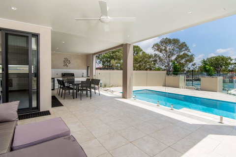 Luxury Waterfront Family Entertainer On Dolphin - Kempsey Accommodation 1