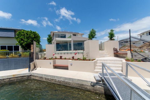 Luxury Waterfront Family Entertainer On Dolphin - Kempsey Accommodation 0